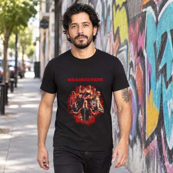 Modelo con playera negra de Rammstein en calle con grafiti