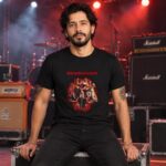 Modelo con playera negra de Rammstein en concierto