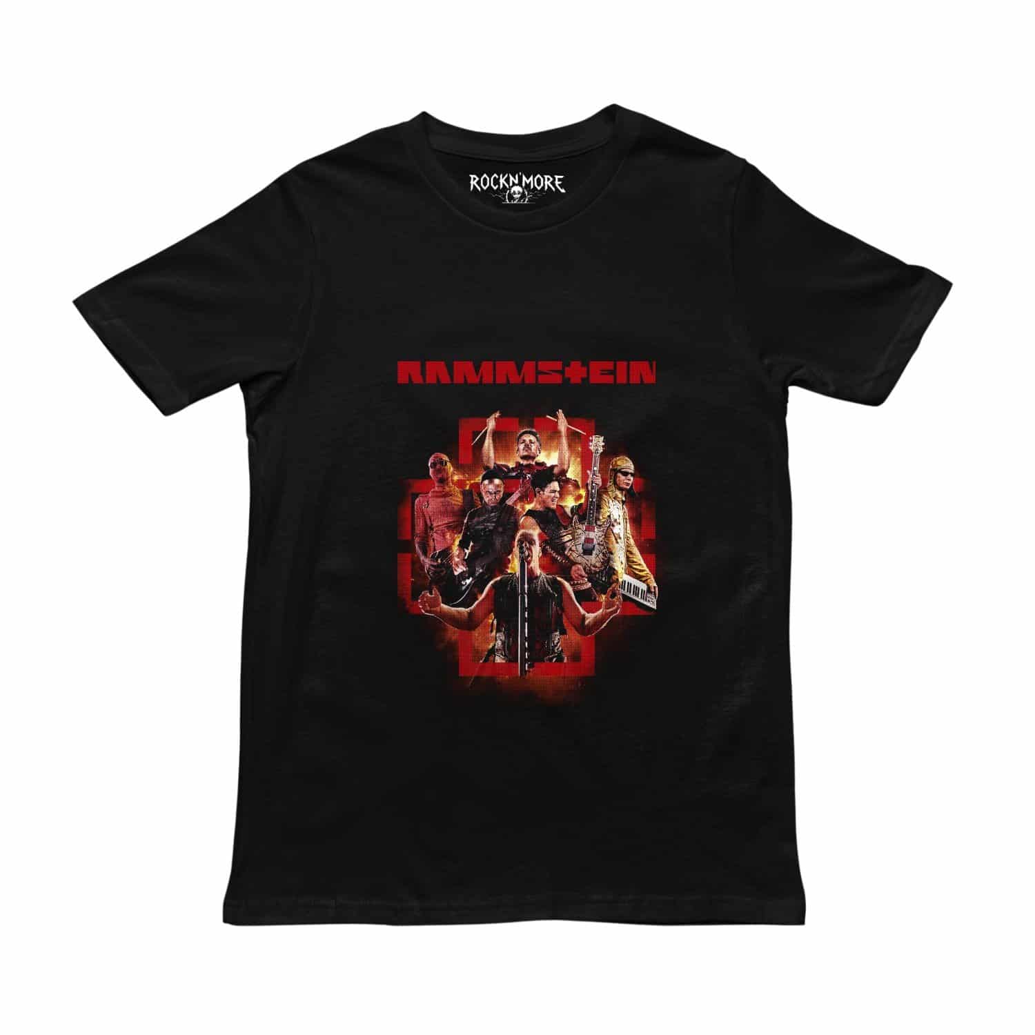 Playera negra con estampado de Rammstein en vivo entre llamas y logo rojo de cuatro barras