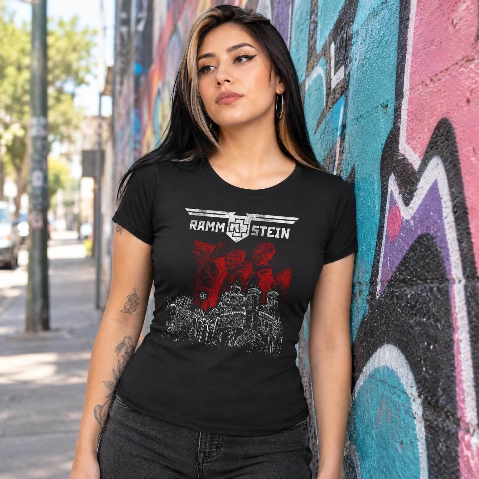 Modelo con playera negra corte dama de 3 en calle con grafiti