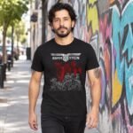 Modelo con playera negra de 3 en calle con grafiti