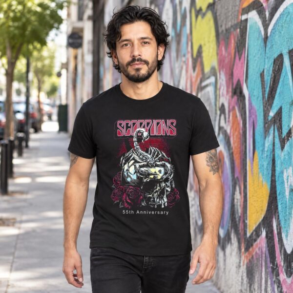 Modelo con playera negra de Scorpions en calle con grafiti