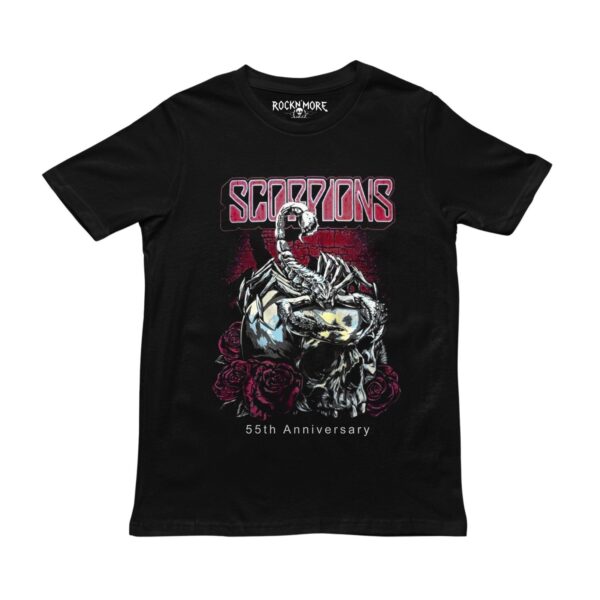 Playera negra con diseño de Scorpions 55th Anniversary: alacrán sobre cráneo y rosas rojas