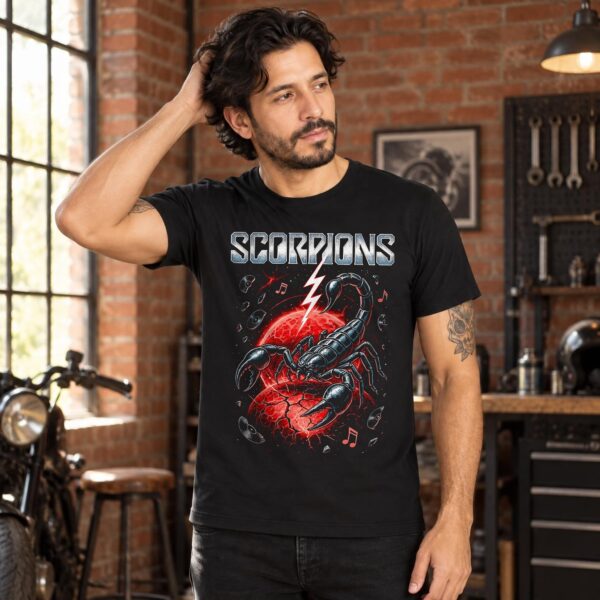 Modelo con playera negra de Scorpions en taller de ladrillo