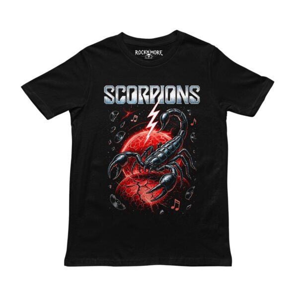 Playera negra con estampado de Scorpions: alacrán metálico sobre planeta rojo y rayo blanco