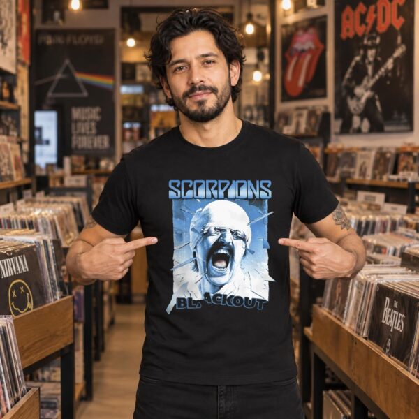 Modelo con playera negra de Scorpions en tienda de discos