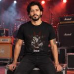 Modelo con playera negra de Slipkont en concierto