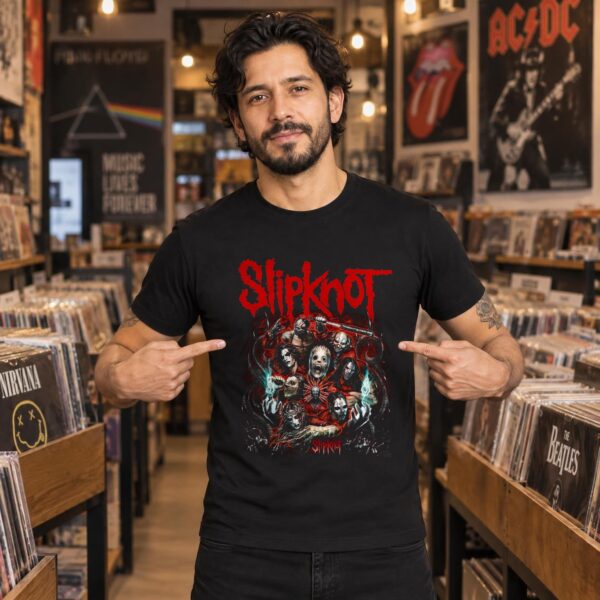 Modelo con playera negra de Slipknot en tienda de discos