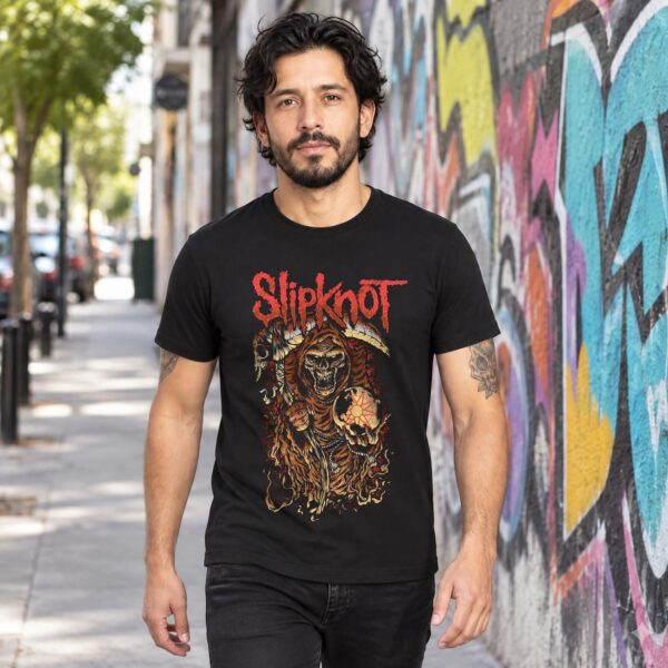 Modelo con playera negra de Slipknot en calle con grafiti