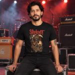 Modelo con playera negra de Slipknot en concierto