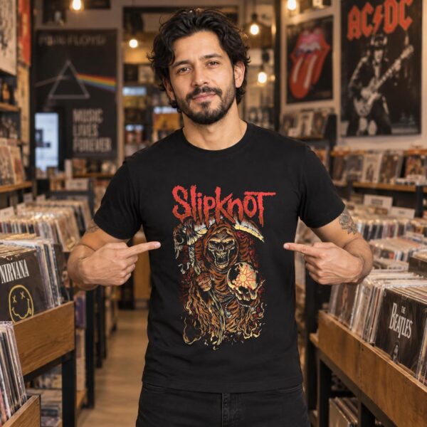 Modelo con playera negra de Slipknot en tienda de discos