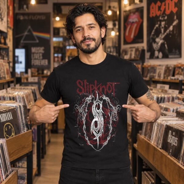Modelo con playera negra de 1 en tienda de discos