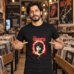 Modelo con playera negra de The doors en tienda de discos