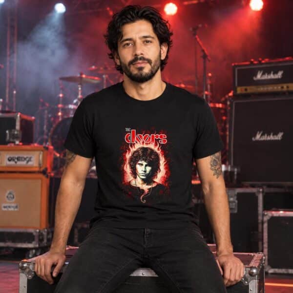 Modelo con playera negra de The doors en concierto