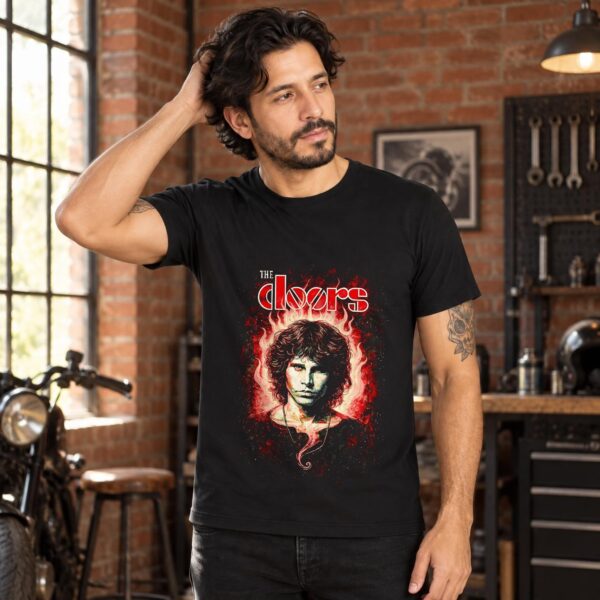 Modelo con playera negra de The doors en taller de ladrillo