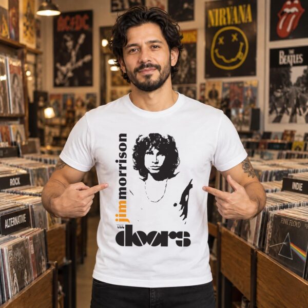Modelo con playera blanca de The Doors en tienda de discos
