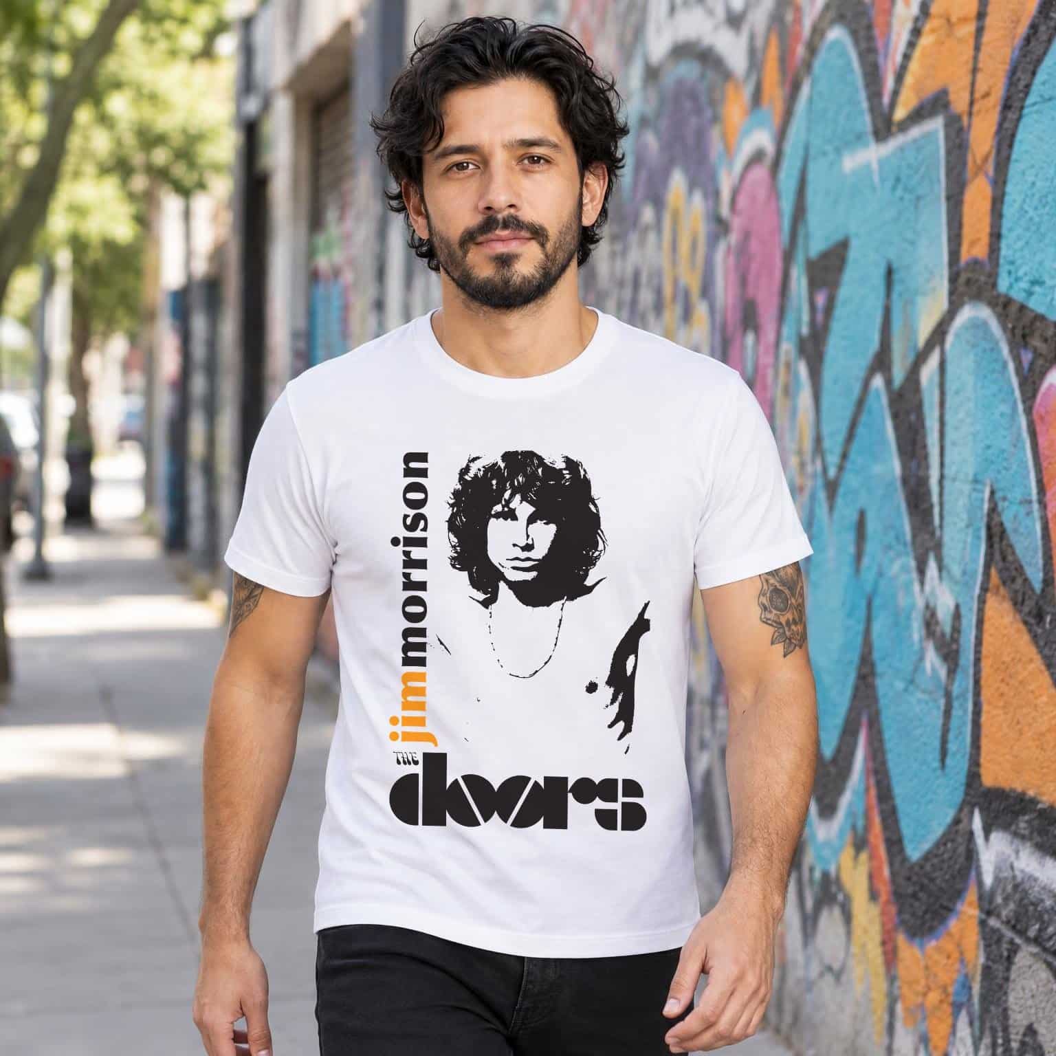 Modelo con playera blanca de The Doors en calle con grafiti