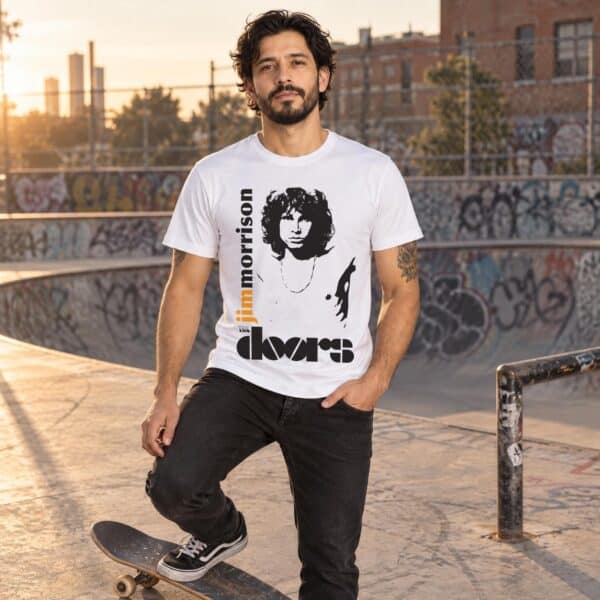 Modelo con playera blanca de The Doors en skate park modelo 1