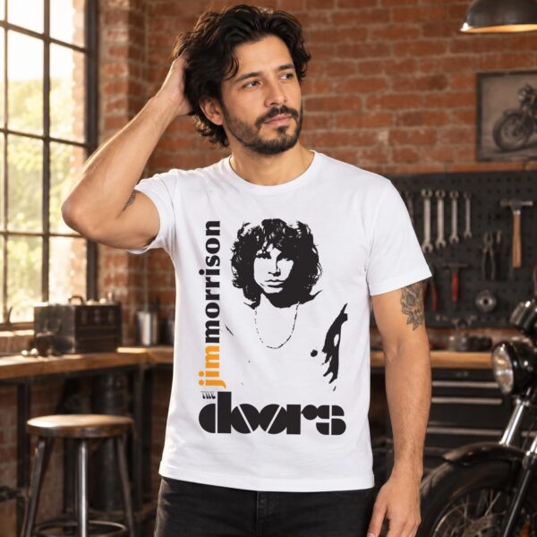 Modelo con playera blanca de The Doors en taller de ladrillo