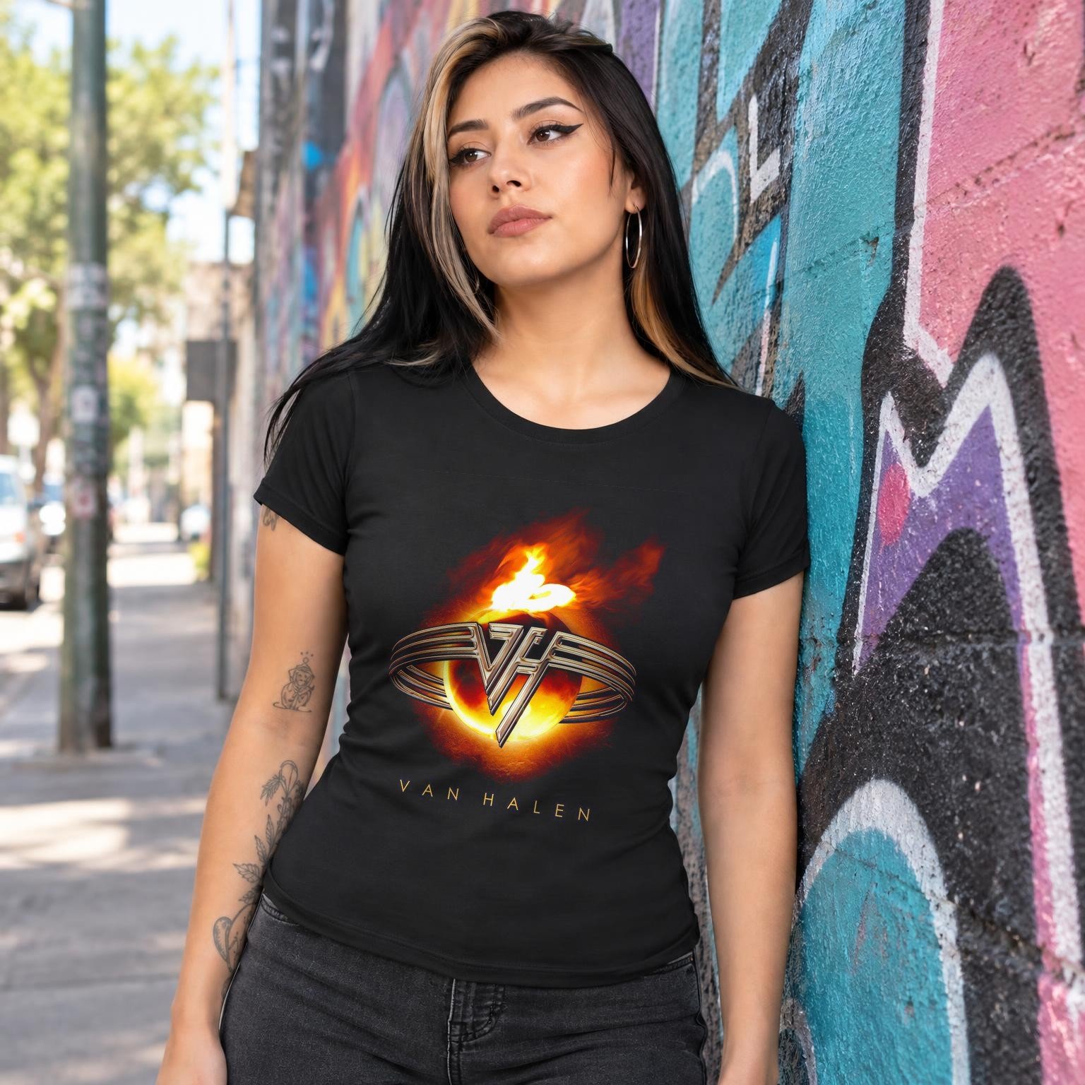 Modelo con playera negra corte dama de Van Helen en calle con grafiti