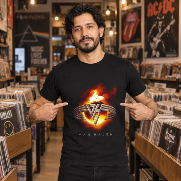 Modelo con playera negra de Van Helen en tienda de discos