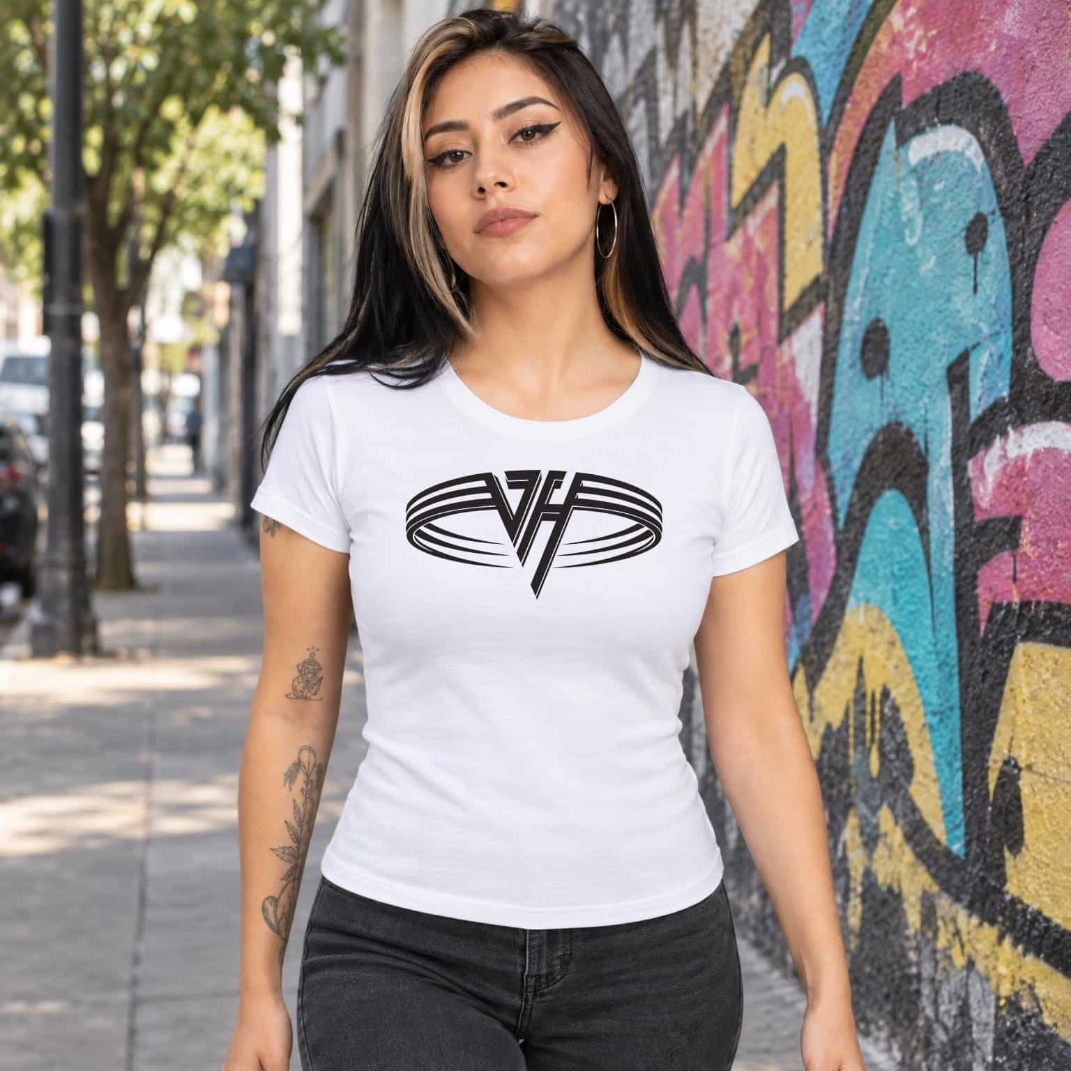 Modelo con playera blanca corte dama de 3 en calle con grafiti