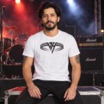 Modelo con playera blanca de 3 en concierto