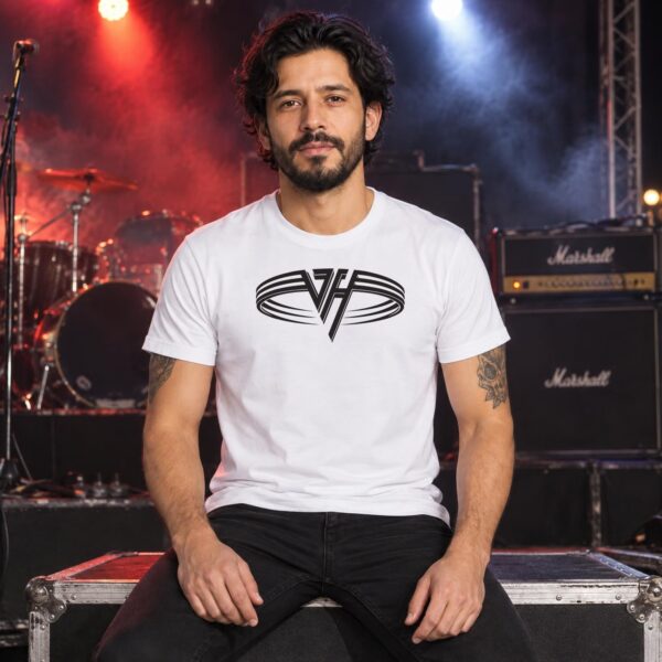 Modelo con playera blanca de 3 en concierto