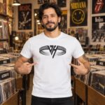 Modelo con playera blanca de 3 en tienda de discos