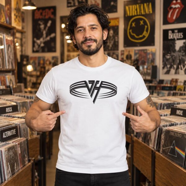Modelo con playera blanca de 3 en tienda de discos